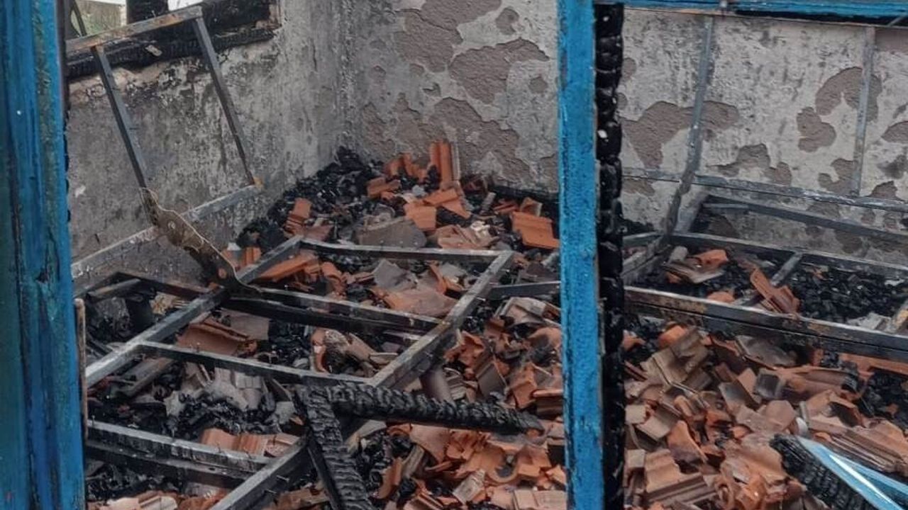 Hisarcık’ta deprem konutunda yangın: tek katlı ev kullanılamaz hale geldi