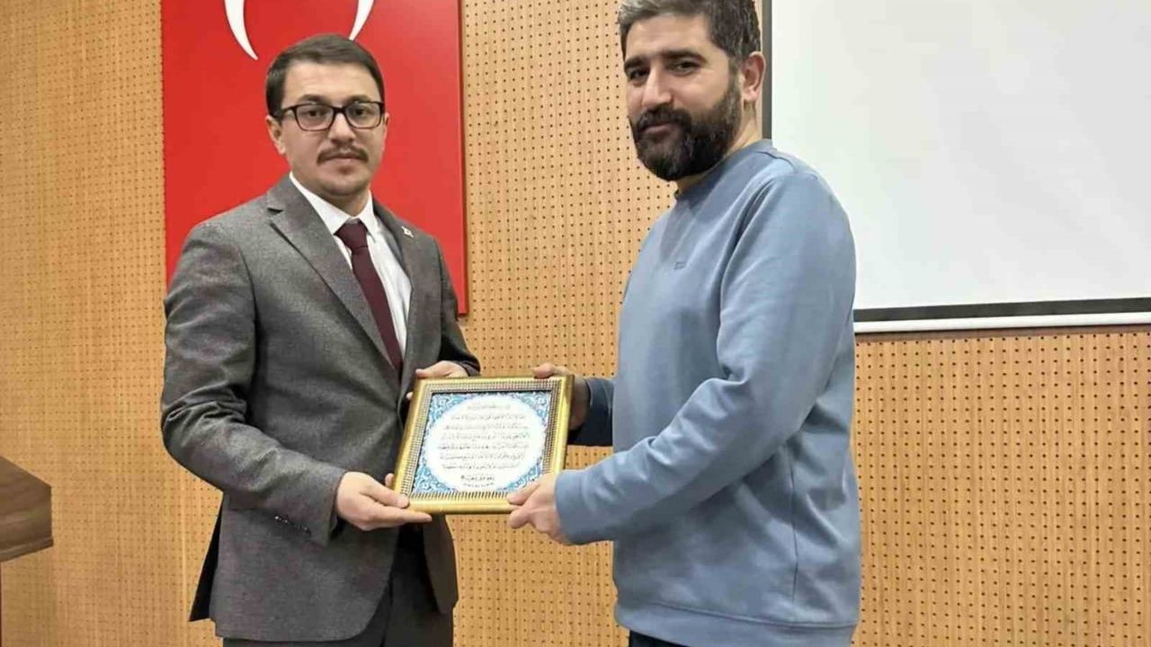 Hisarcık’ta 'Esir Türkler, Müslüman Doğu Türkistan Halkı' için söyleşi ve kitap tahlili