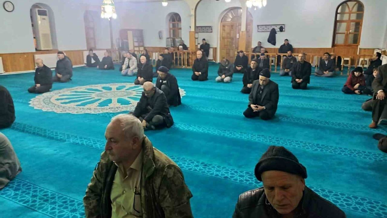 Hisarcık'ta Sabah Namazı Buluşması Merkez Çarşı Camii'nde