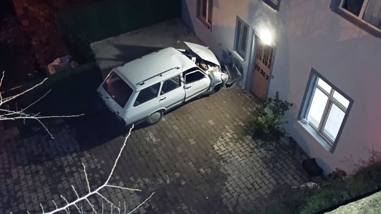 Hisarcık'ta trafik kazası: Ev duvarına çarpan otomobilde 1 ölü, 1 yaralı