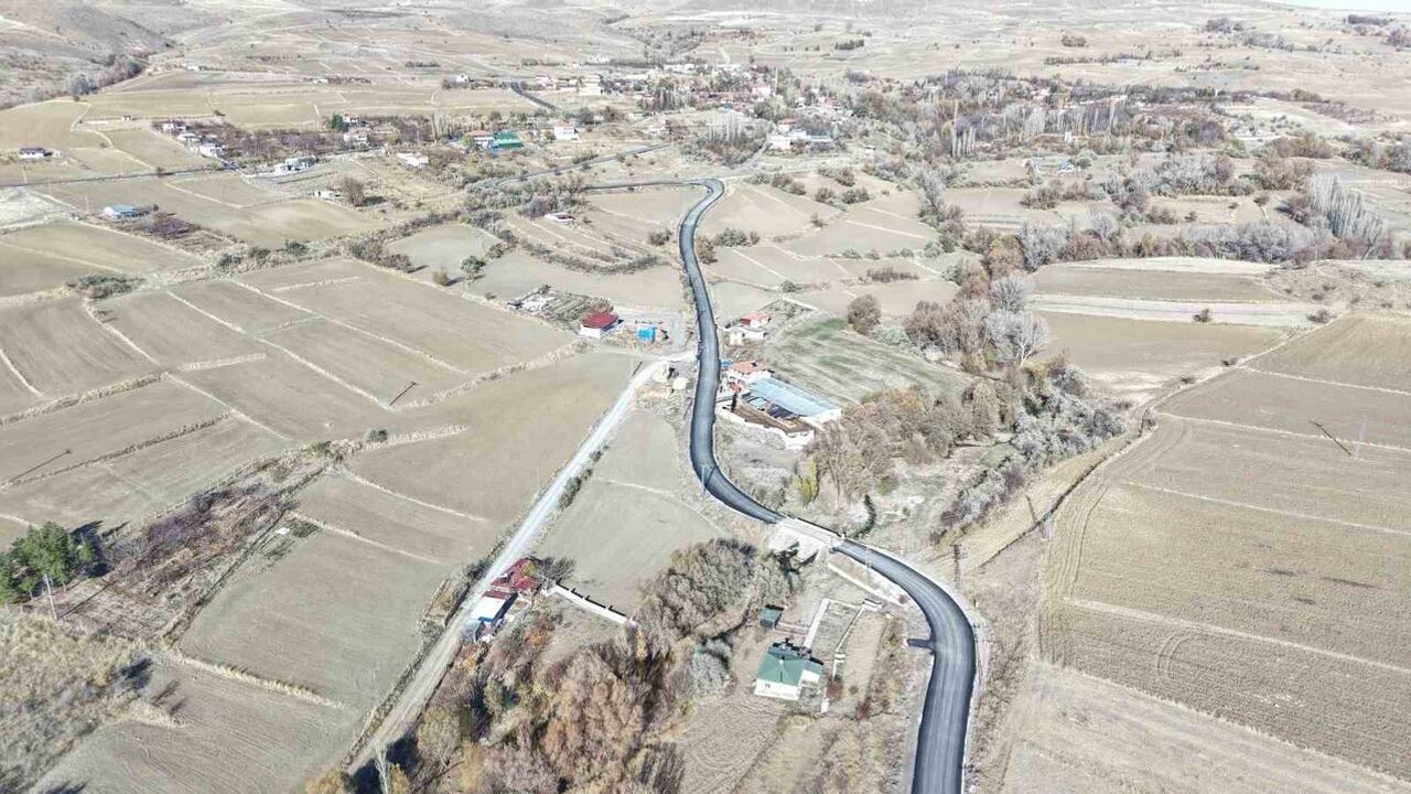 Höbek Mahallesi'ne 8 bin 600 ton sıcak asfalt serimi