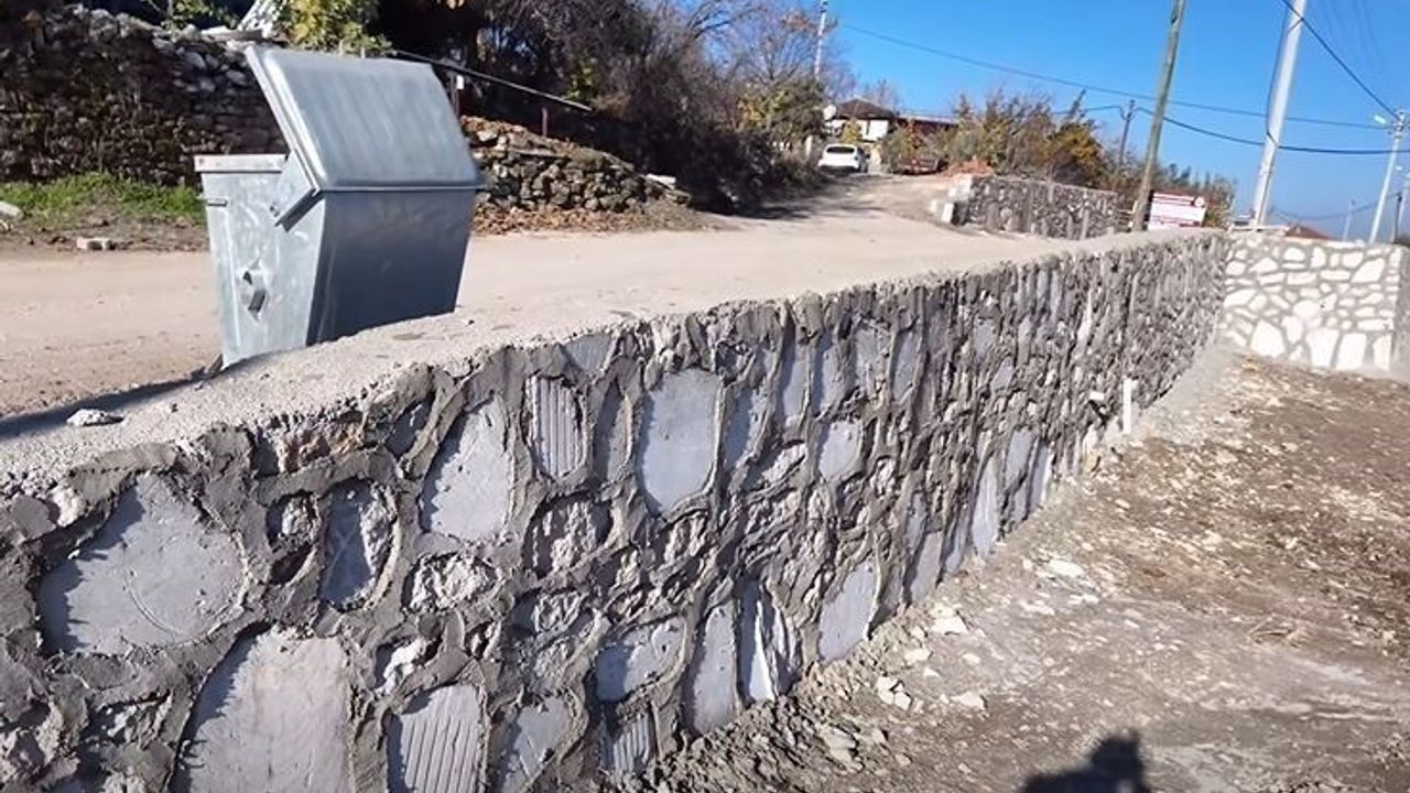 Honaz Belediyesi Emirazizli Mahallesi'nde çevre düzenlemesini sürdürüyor