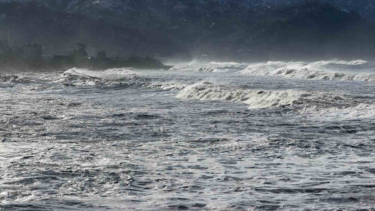 Hopa'da dev dalga tehlikesi: Ramiz Şimşek son anda kurtuldu