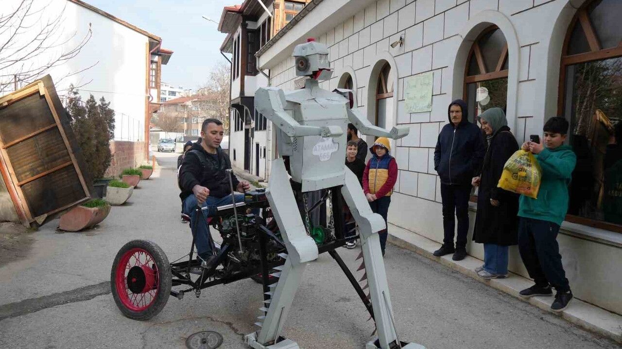 Hurda Parçalarla Yürüyen ve İnsan Taşıyan Robot: 'Ataman 666'