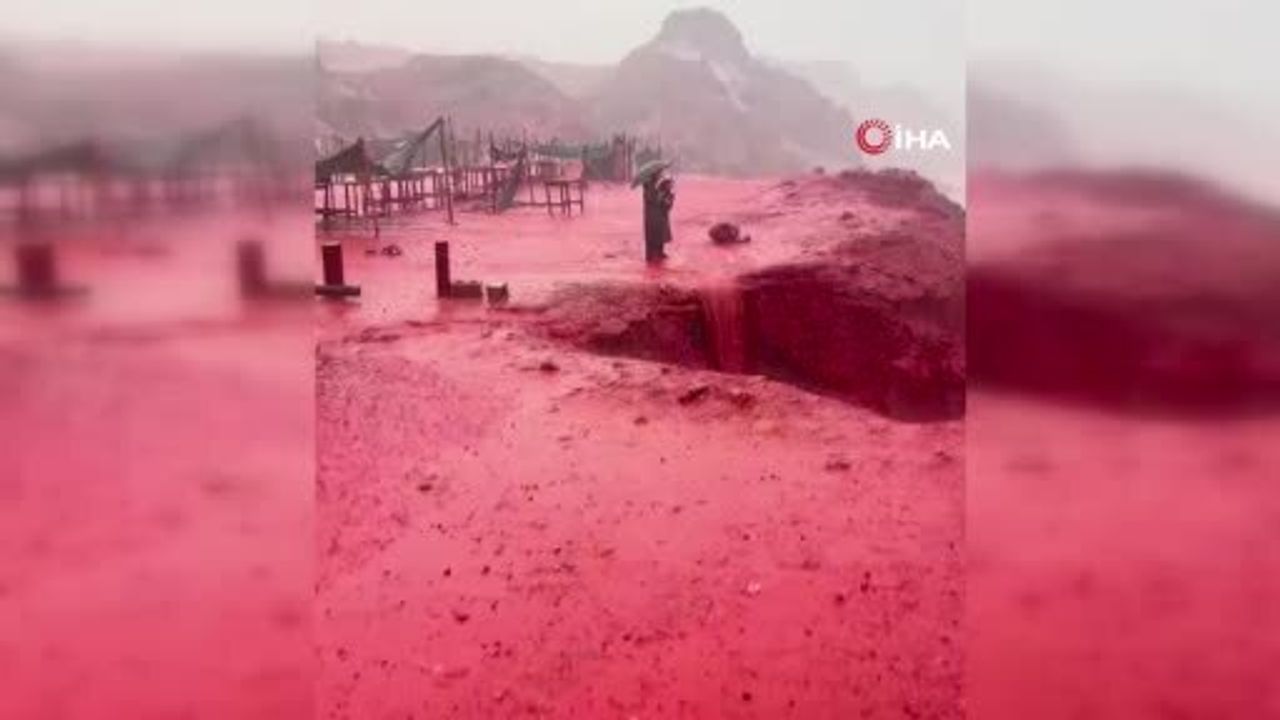 Hürmüzgan’da Kızıl Sahil yağmur sonrası kızıl renge büründü