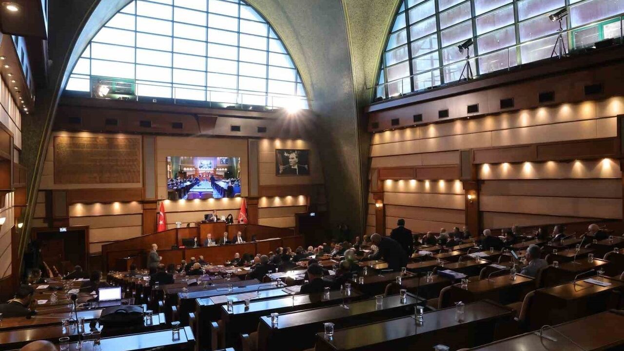 İBB Meclisi'nde İSBİKE tartışması: Çöpe atılan bisikletler gerginlik yarattı