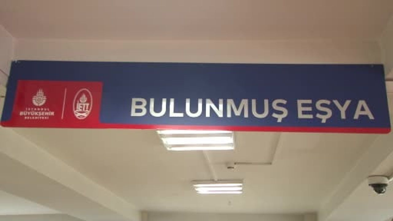 İETT Karaköy'de sergilenen unutulan eşyalar: bisiklet, merdiven, ütü ve elektronikler