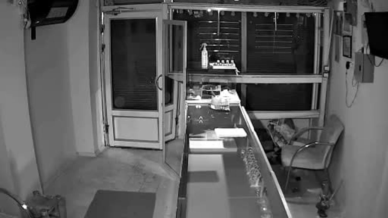 Iğdır'da gece soygunu: Cumhuriyet Caddesi'ndeki kuyumcudan 5-6 kilo altın alındı