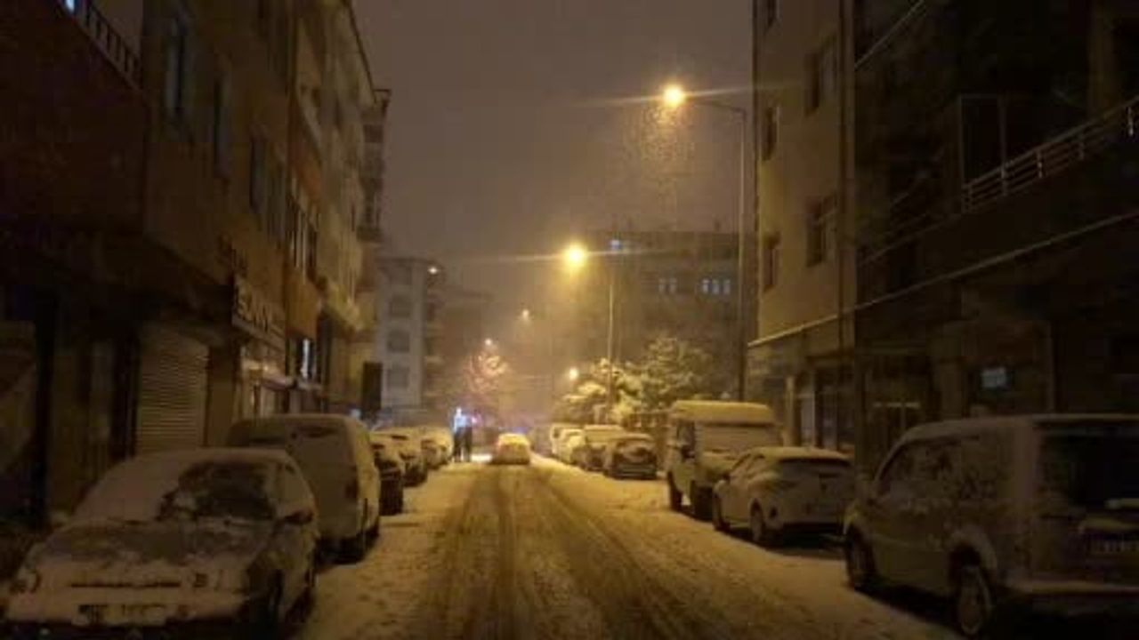 Iğdır'da kar akşam saatlerinde şehir merkezini beyaza bürüdü