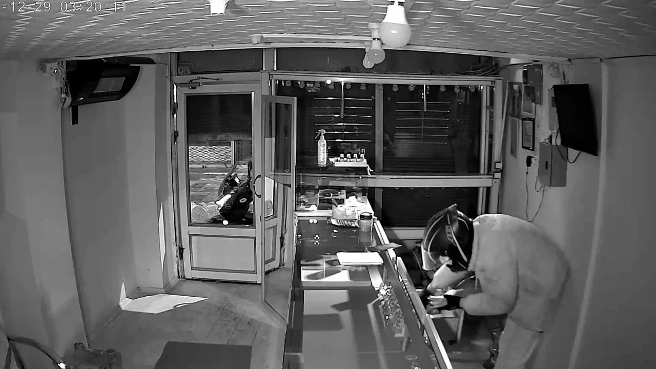 Iğdır’da Kuyumcudan 5-6 Kilo Altın Çalındı, Zanlılar BMW X5 ile Yakalandı