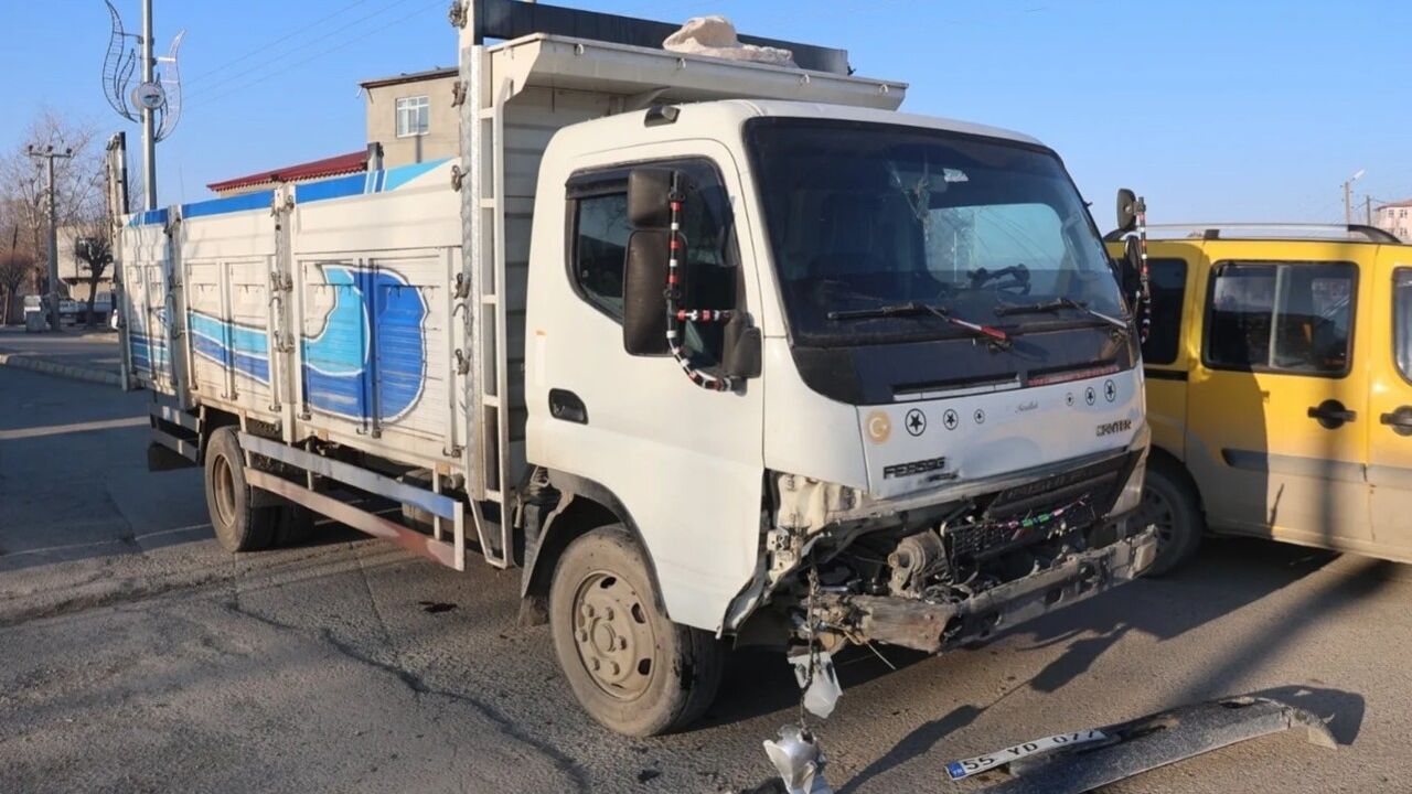 Iğdır-Halfeli yolunda otomobil ile kamyonet kafa kafaya çarpıştı