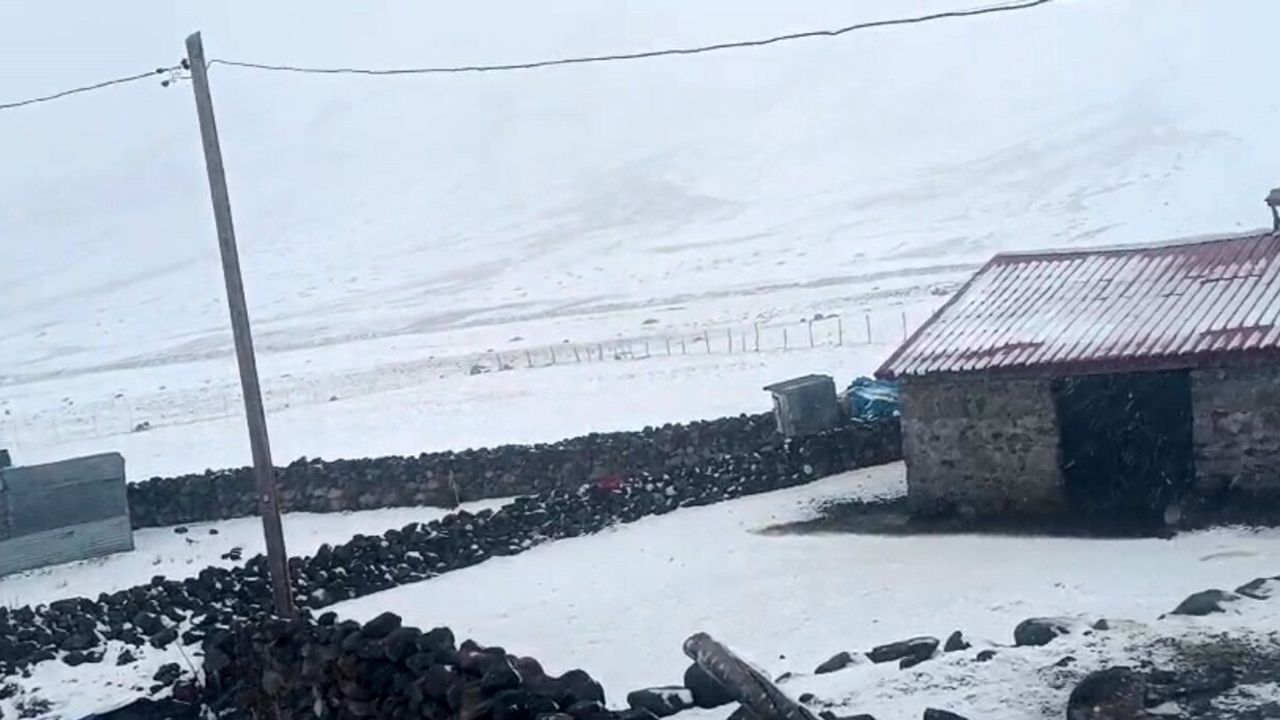 Iğdır'ın yüksek kesimleri karla beyaza büründü