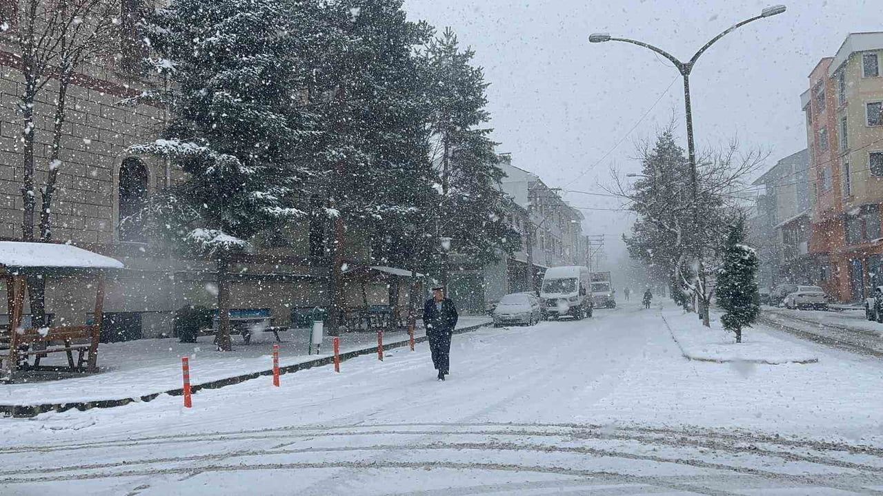 İhsangazi'de çocuklar poşetlerle kayarak karın tadını çıkardı