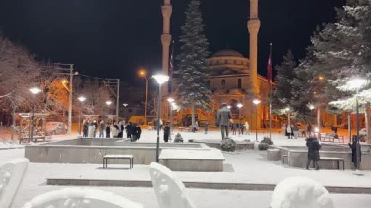 İhsangazi'de kar coşkusu: Halay ve kartopu gecesi