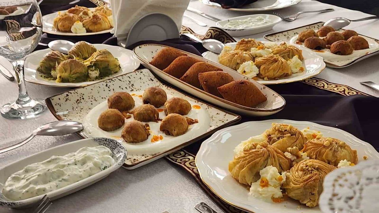 İl Müdürü Yılmaz, uluslararası yemek yarışmasında dereceye giren öğrencileri okulunda karşıladı