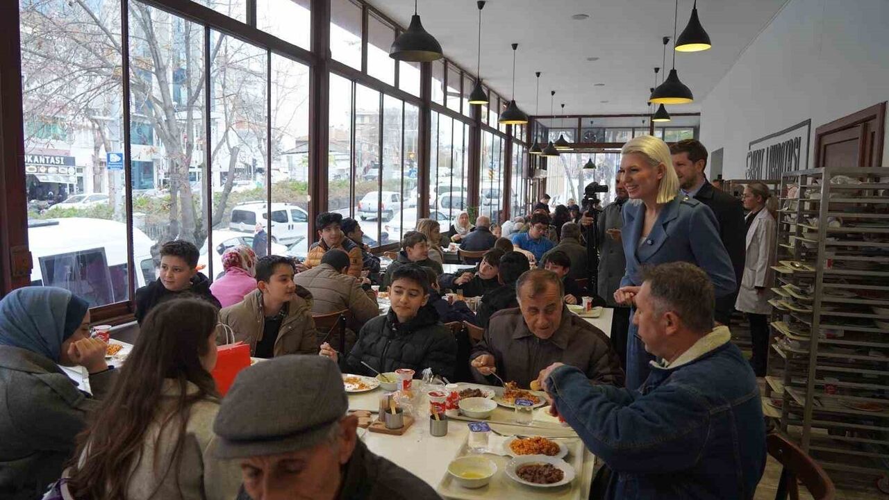 İlhan Ongan anısına Bilecik'te 3 bin kişiye ücretsiz yemek dağıtıldı