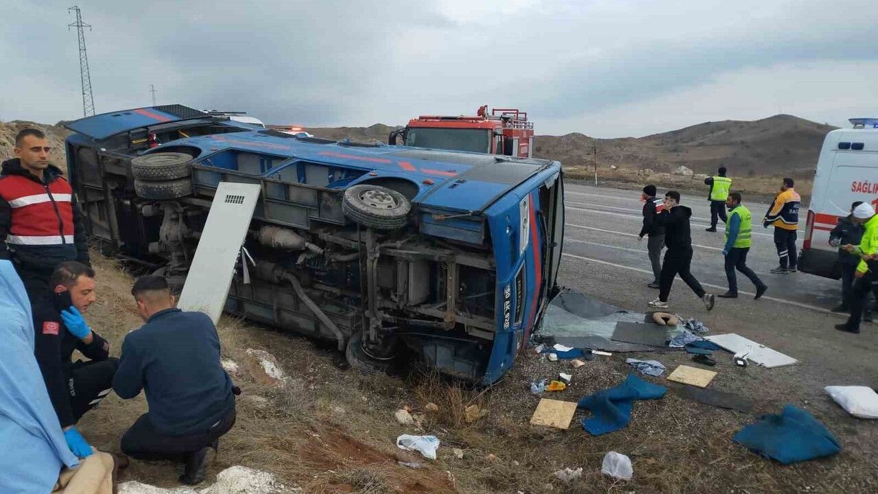 İmranlı'da cezaevi nakil aracı devrildi — 5 yaralı