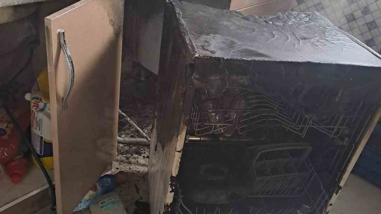 İncirliova'da bulaşık makinesi yangını itfaiye müdahalesiyle kontrol altına alındı