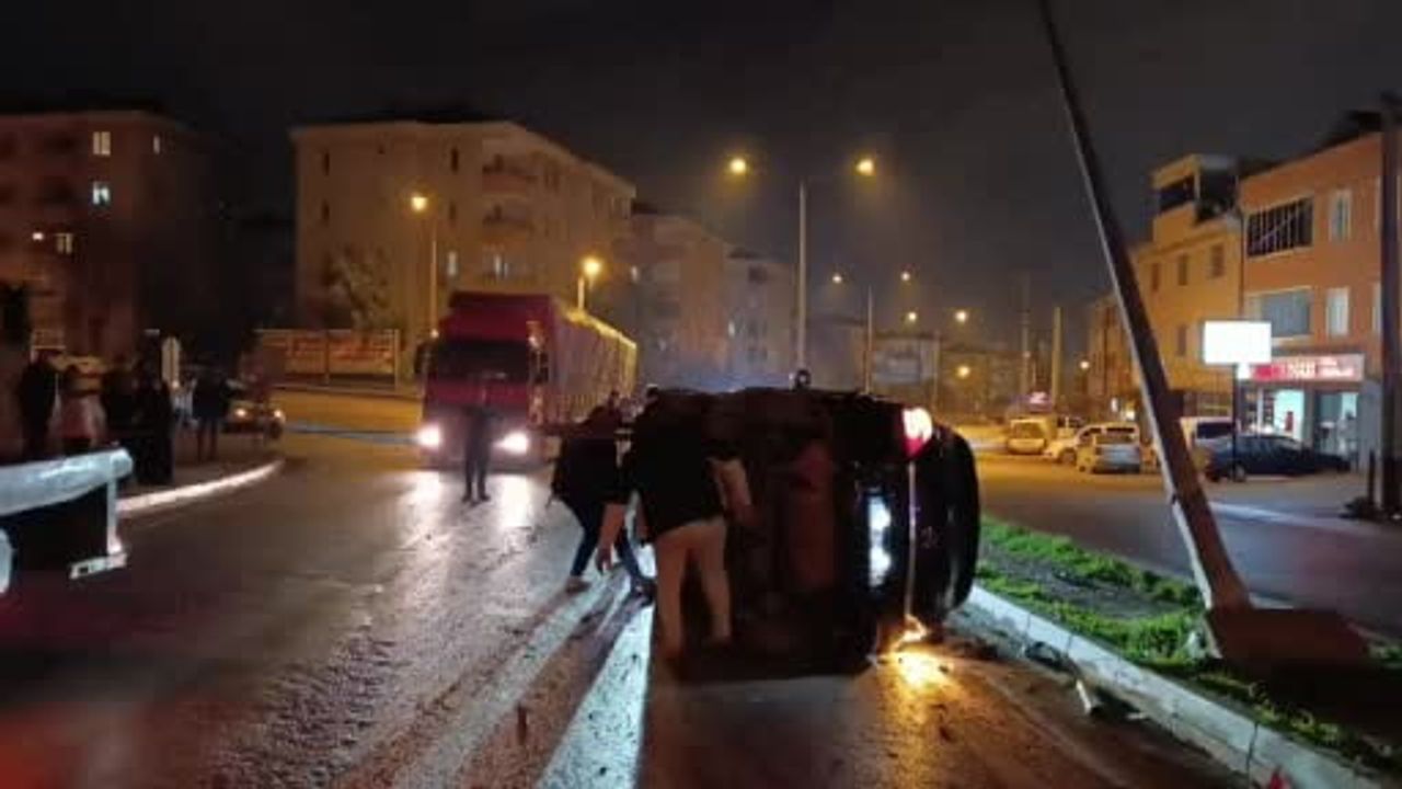 İnegöl-Alanyurt yolunda yağış kaynaklı kaza: Otomobil takla attı, 3 yaralı
