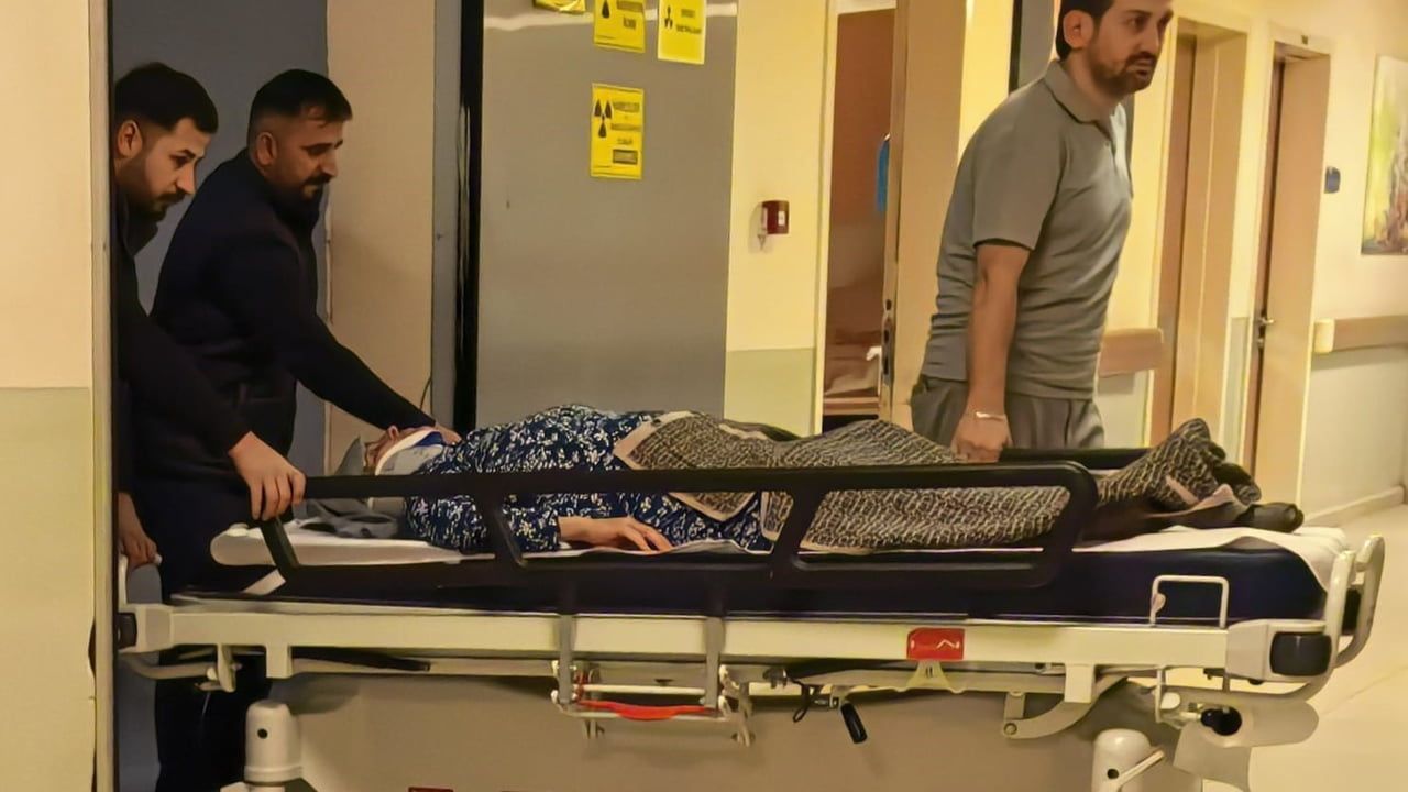 İnegöl'de bariyerlere çarpan otomobilde 2 kişi yaralandı