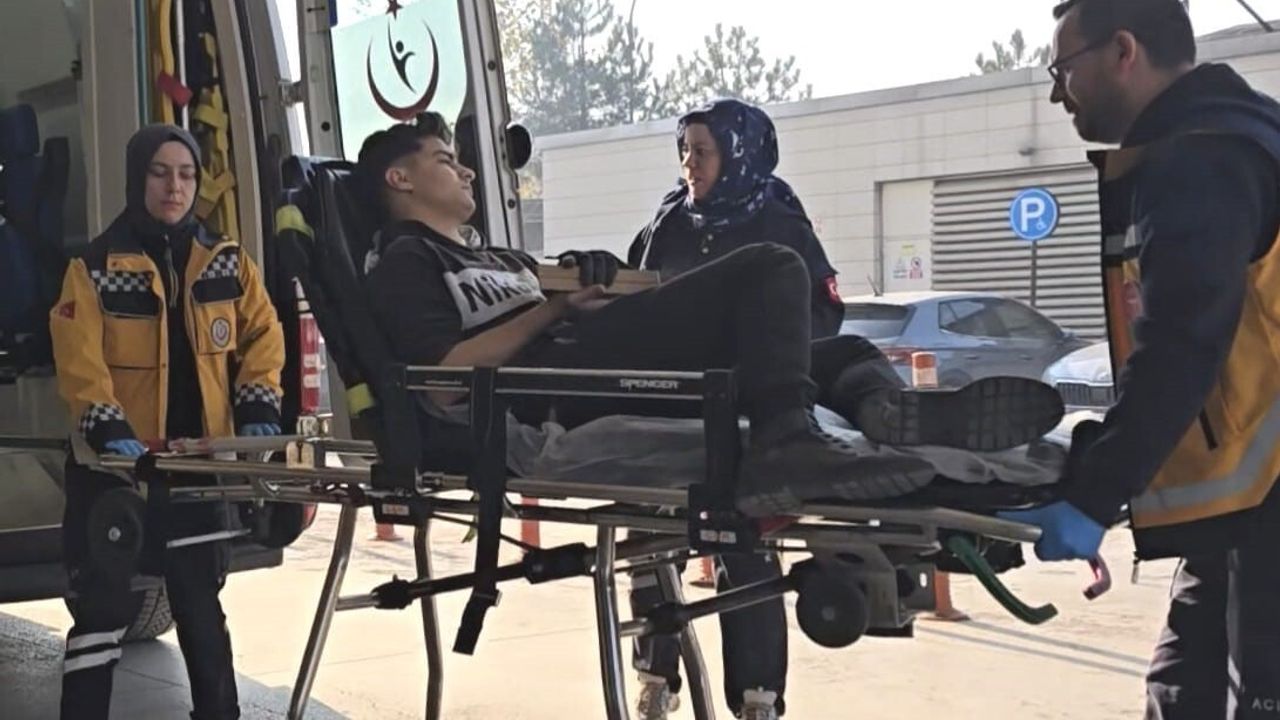 İnegöl'de çivi tabancasıyla yaralanan işçi itfaiye tarafından kurtarıldı