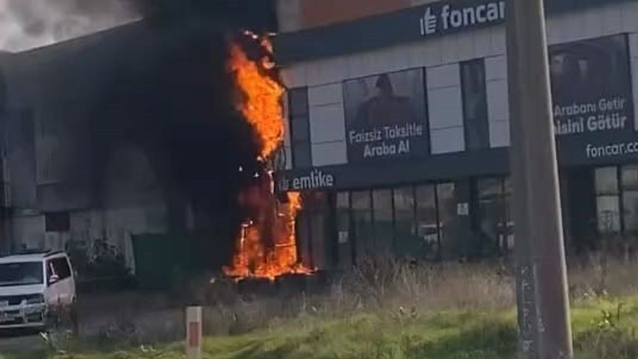 İnegöl'de elektrik panosu yangını iki işyerine sıçradı