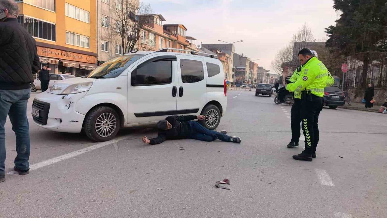 İnegöl'de elektrikli bisiklet ile hafif ticari araç çarpıştı: Sürücü yaralandı