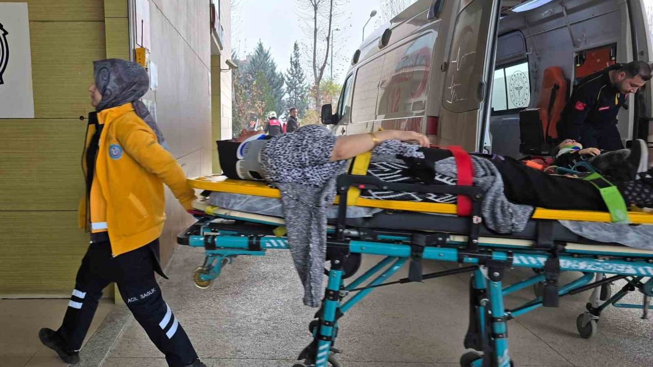 İnegöl'de hafif ticari araç ağaca çarptı: Anne ve 4 yaşındaki kızı yaralandı