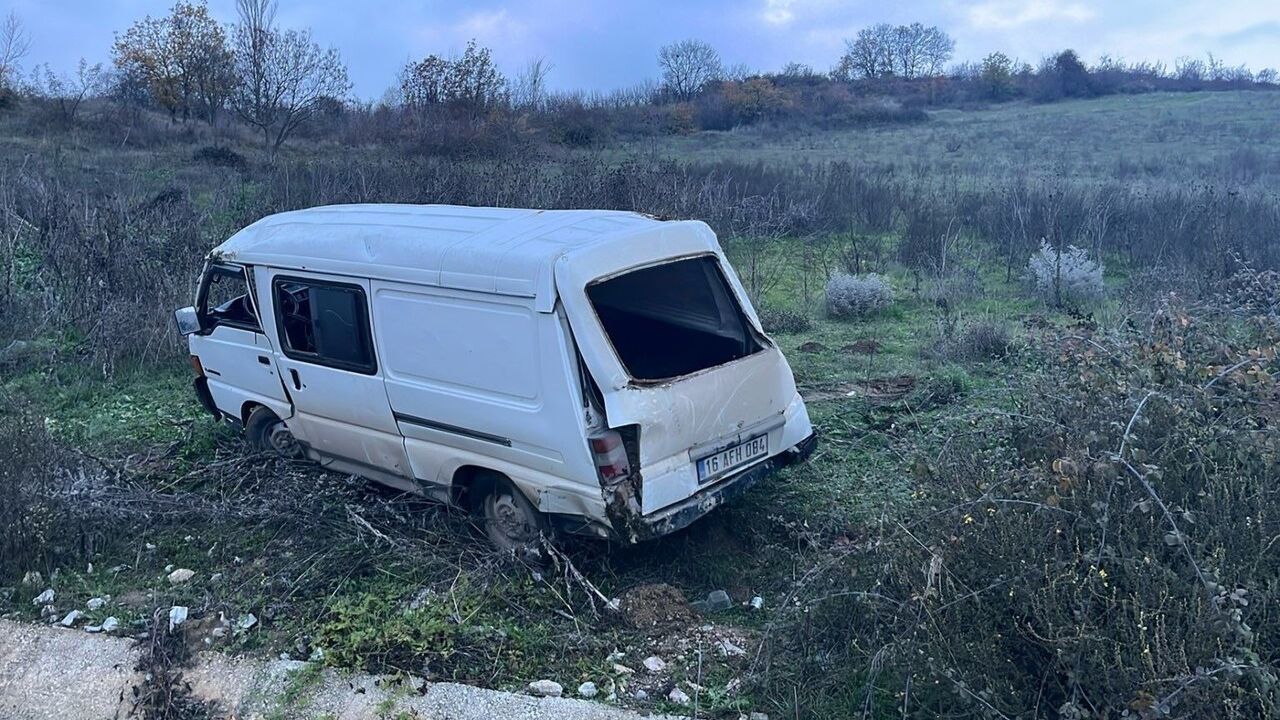 İnegöl'de minibüs şarampole yuvarlandı: 1 ağır yaralı