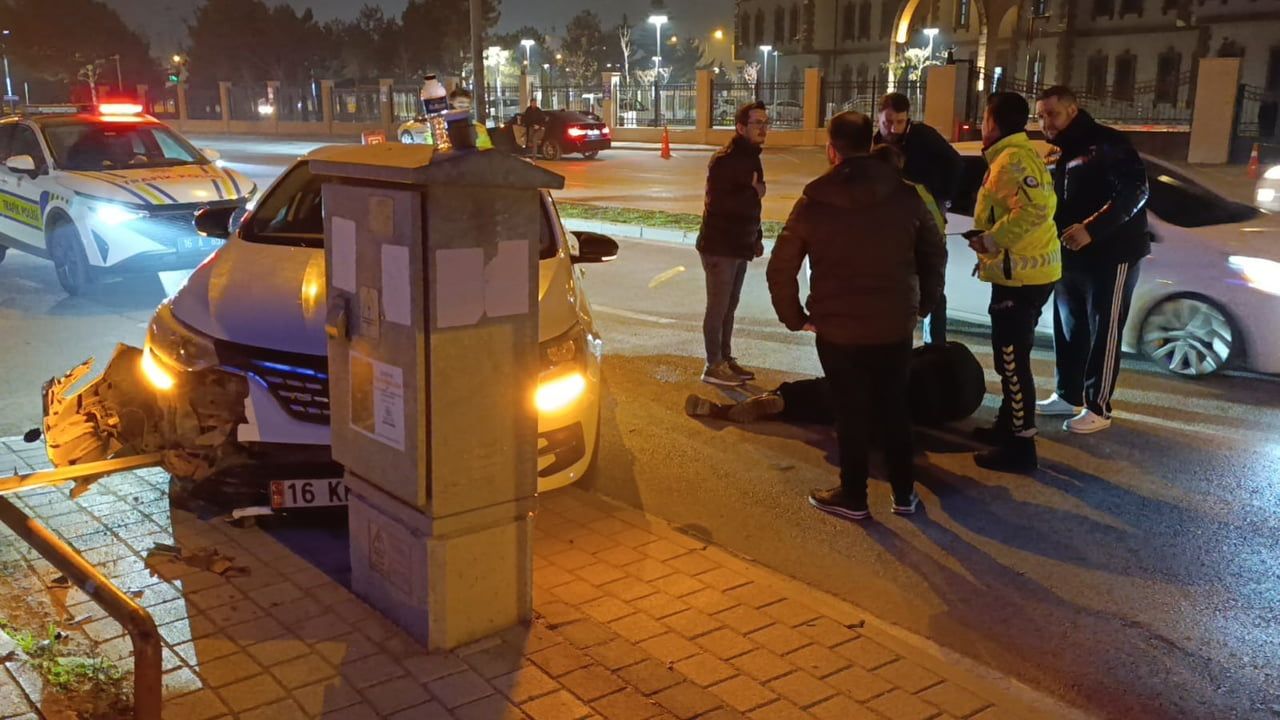 İnegöl'de otomobil trafik levhalarına çarptı: 1 yaralı