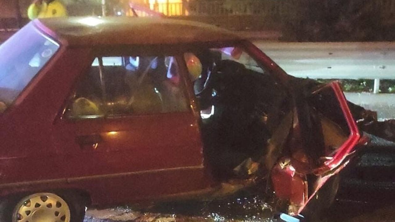 İnegöl'de otomobil üst geçit bariyerlerine çarptı: 1'i ağır 2 yaralı