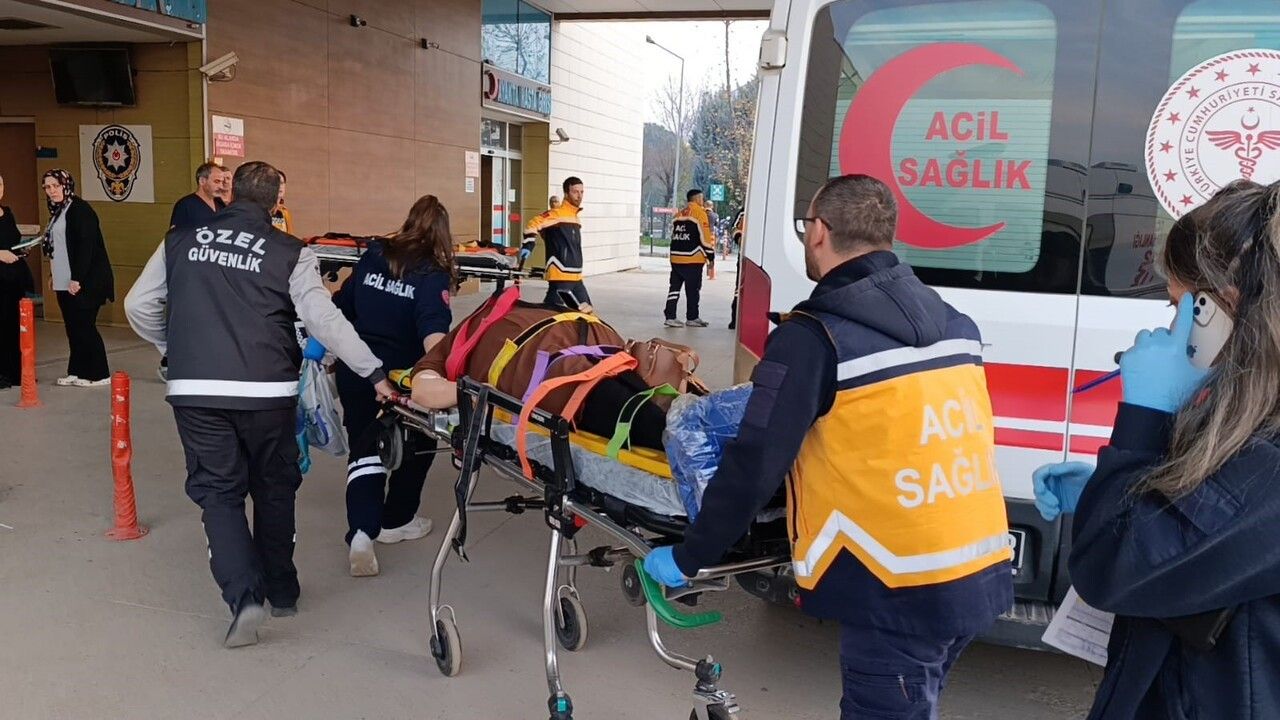 İnegöl'de servis minibüsü ile hafif ticari araç çarpıştı: 11 yaralı