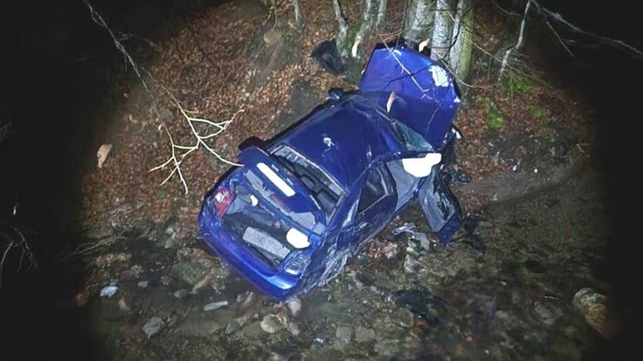 İnegöl'de uçuruma yuvarlanan otomobilden 3 kişi yaralı kurtuldu