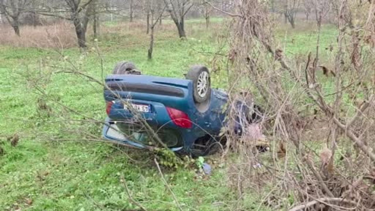 İnegöl'de yağış sonrası otomobil tarlaya uçtu — 2 yaralı