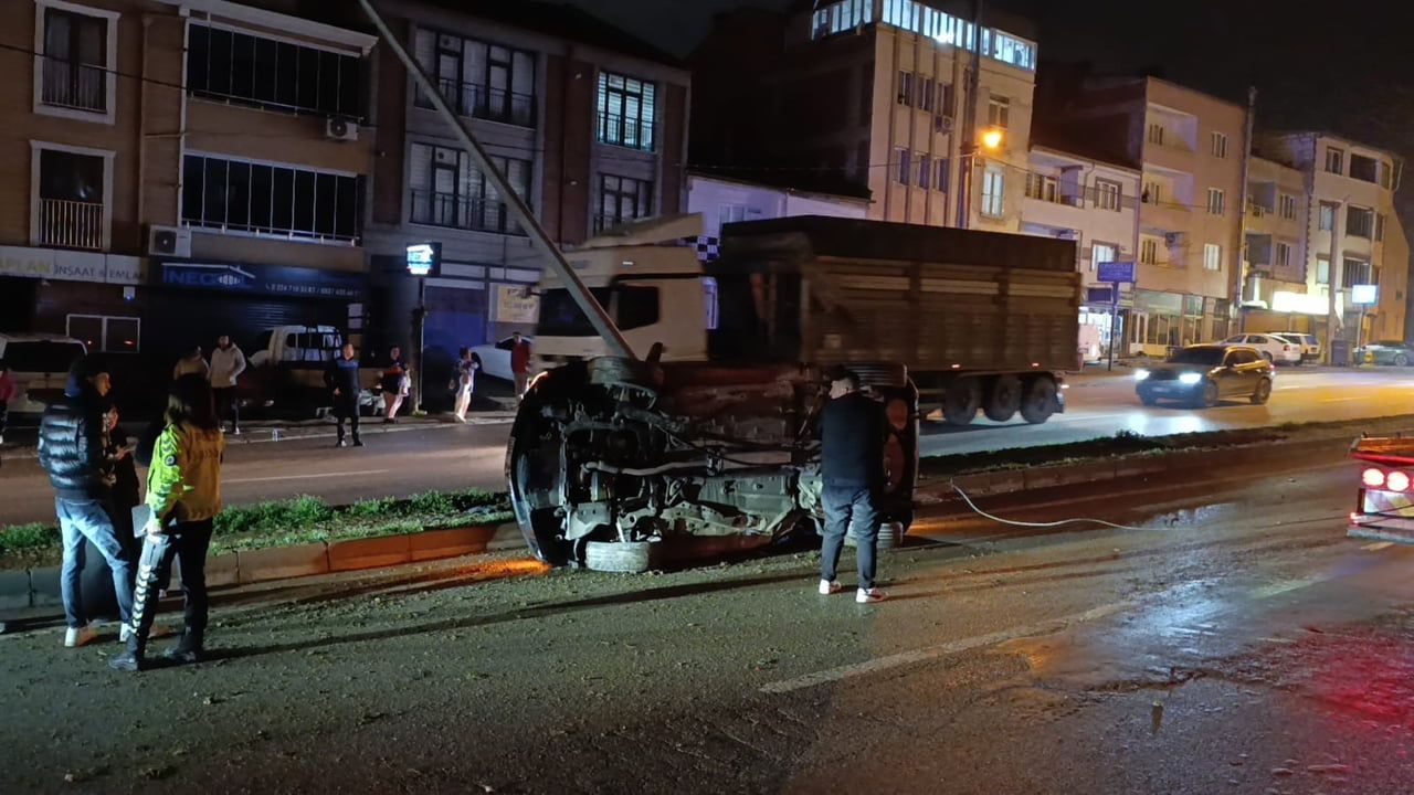 İnegöl’de yağışta takla atan otomobil aydınlatma direğine çarptı — 3 yaralı
