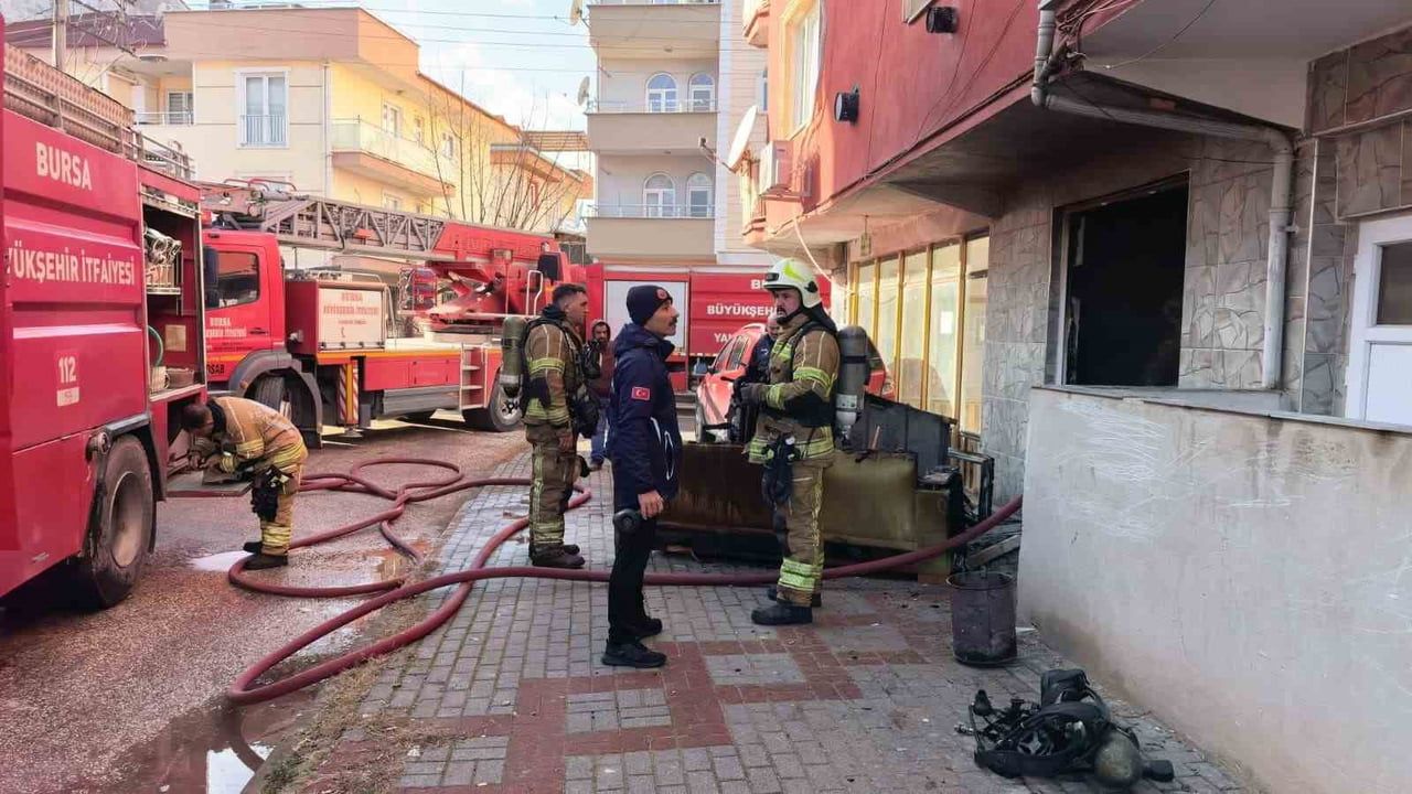 İnegöl’de zemin kattaki dairede sobadan çıktığı iddia edilen yangın