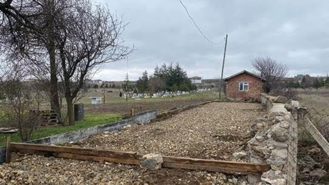 İnönü Belediyesi, Dutluca Mahallesi’nde Mezarlık ve Sosyal Alanlarda Yenileme Çalışması Yürütüyor