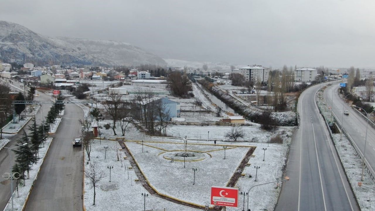 İnönü'de mevsimin ilk karı yerleşimi beyaza bürüdü