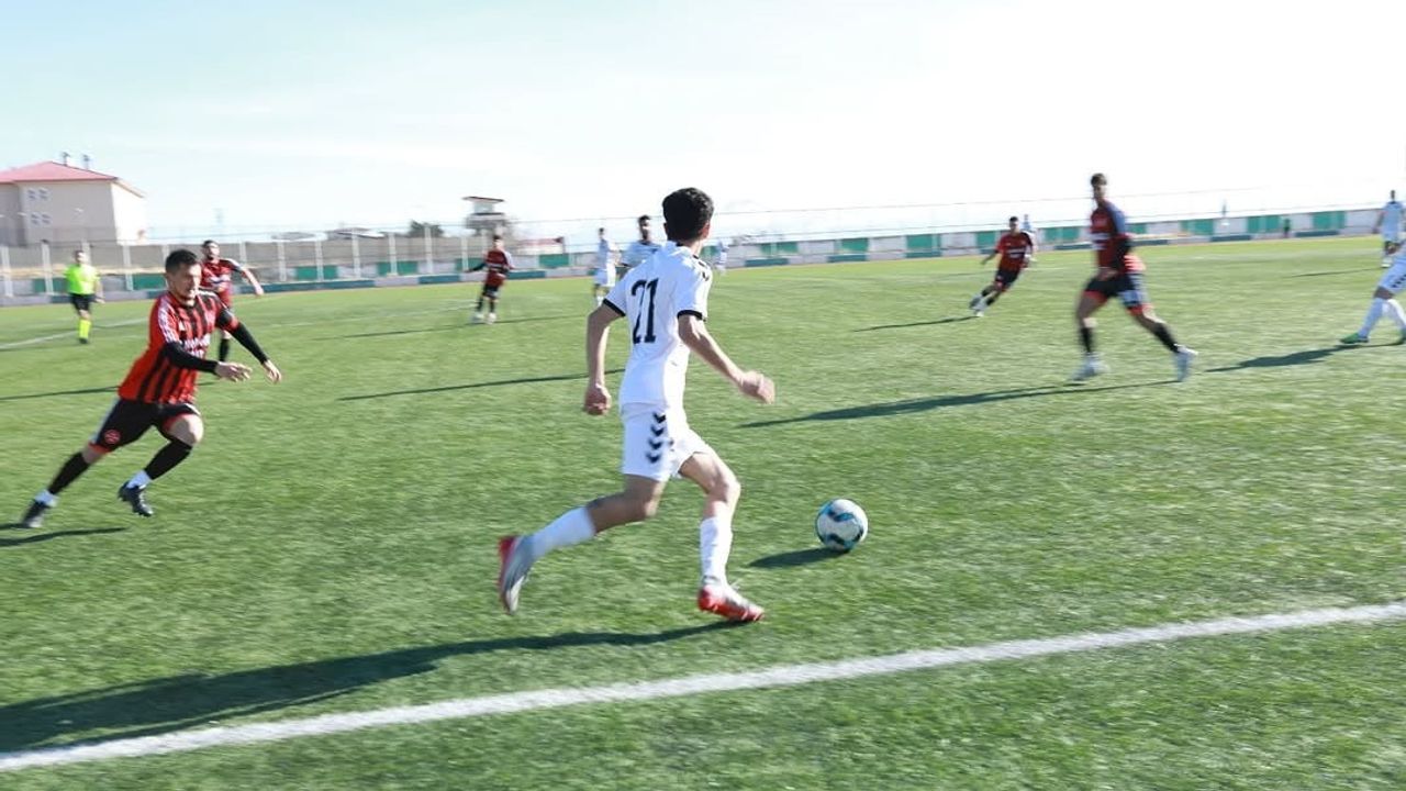 İpekyolu Belediyesi Gençlikspor, Erciş Örenespor'u 3-2 yendi