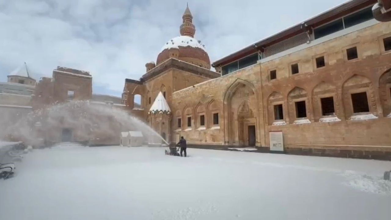 İshak Paşa Sarayı'nda Kışın Beyaz Büyüsü