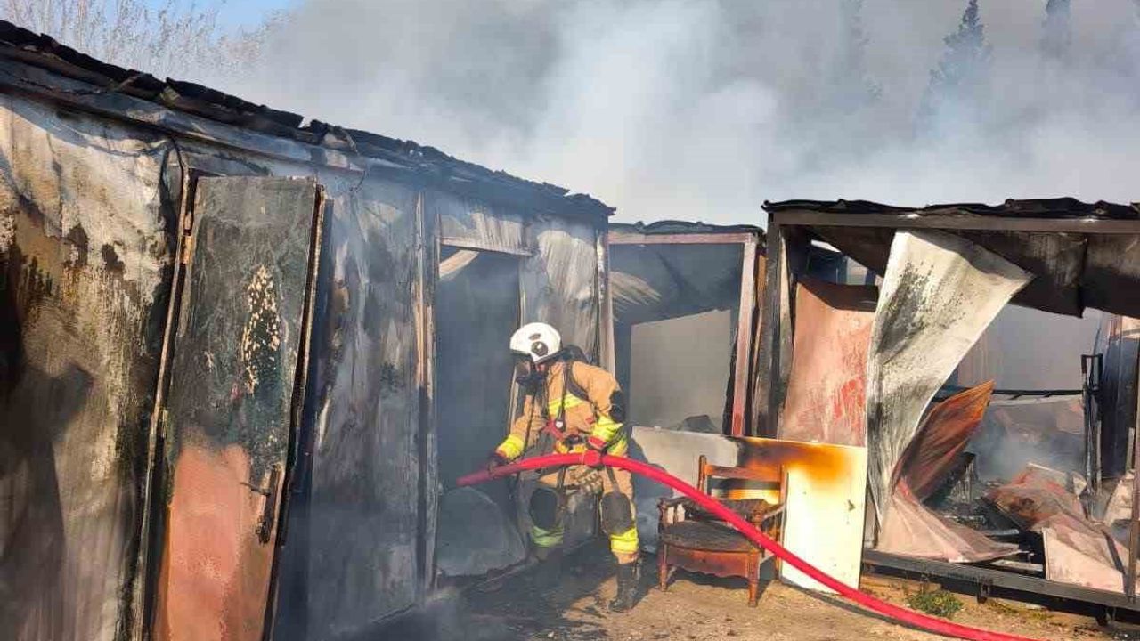 İskenderun'da konteyner yatakhane yangını