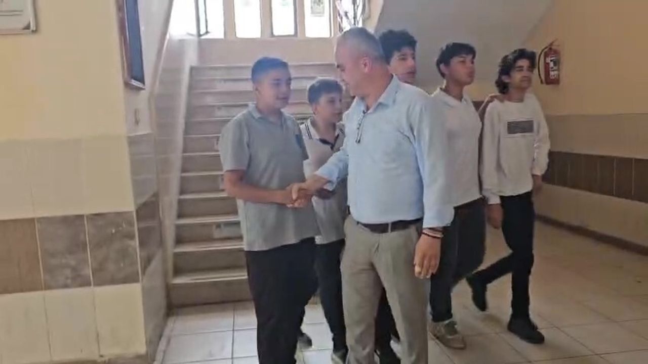 İskenderun'da pet şişeyi çöpe atan öğrenci çeyrek altınla ödüllendirildi