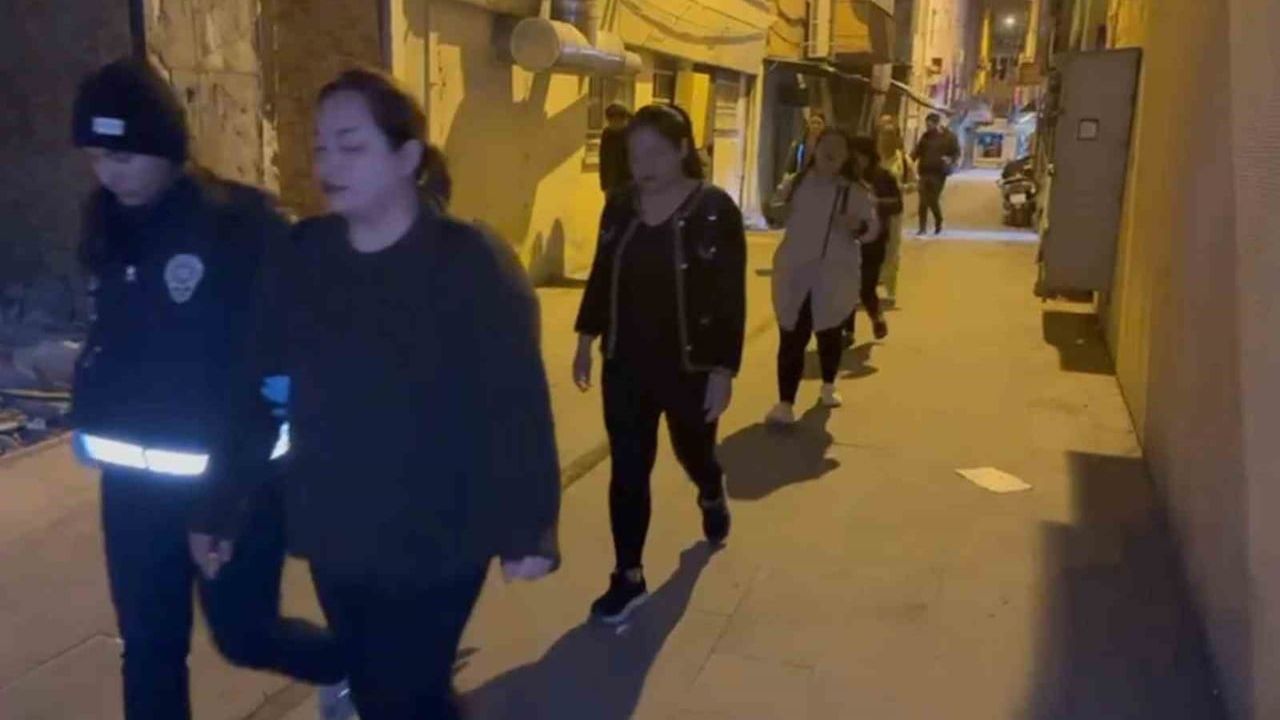 İskenderun’da SPA ve masaj salonlarında denetim sonucu 6 yabancı kadın göç idaresine sevk edildi