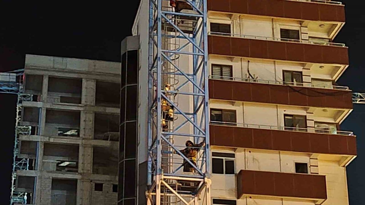 İskenderun'da vinçe çıkan şahıs itfaiye ekiplerince ikna edildi