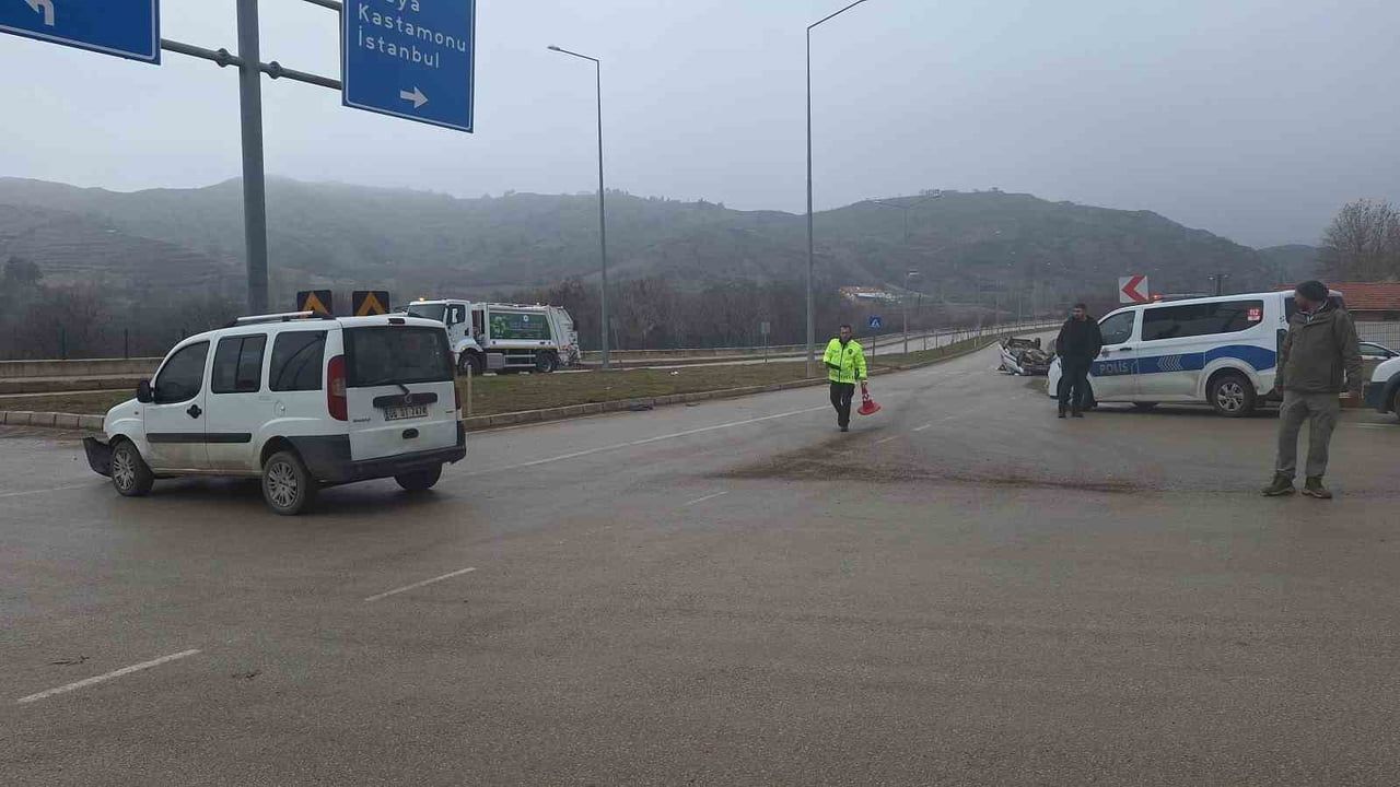 İskilip’te kavşakta hafif ticari araç ile otomobil çarpıştı: 1 yaralı