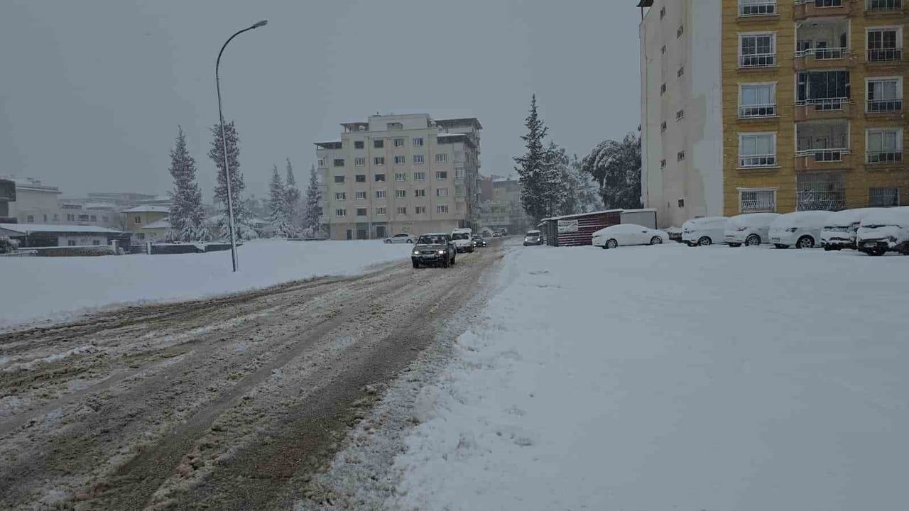 İslahiye'de yoğun kar yağışı etkisini sürdürüyor
