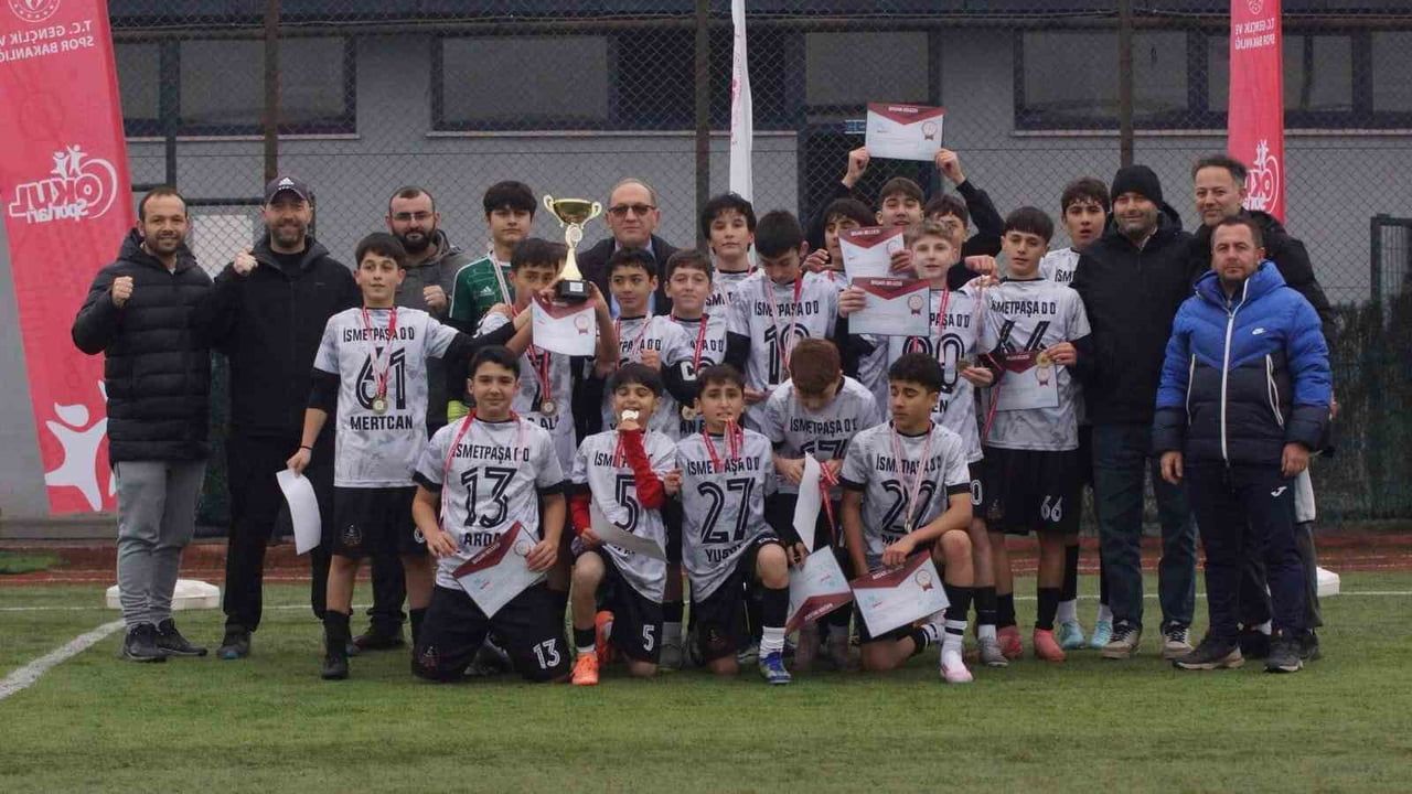İsmetpaşa Ortaokulu, Düzce Yıldız Erkekler Turnuvasını Şampiyon Tamamladı