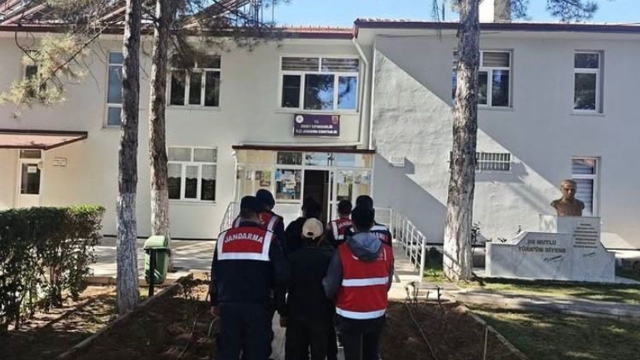 Isparta'da jandarma ekipleri göçmen kaçakçılığı operasyonunda 5 kişiyi yakaladı