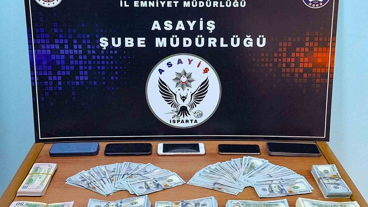 Isparta'da Polis Kılığına Girip 1 milyon 962 bin TL ve 70 bin 472 Dolar Dolandırdıkları İddia Edilen 3 Kişi Tutuklandı