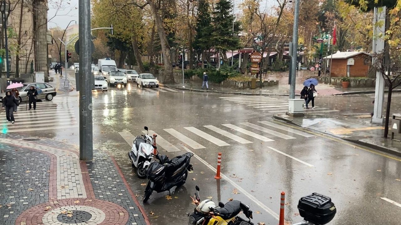 Isparta'da sağanak şiddetlendi: Yollarda su birikintileri ve trafik sıkışıklığı